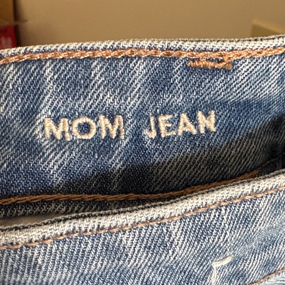 American Eagle Outfitters Light Blue Distressed Ripped Jeans - Picture 3 of 5